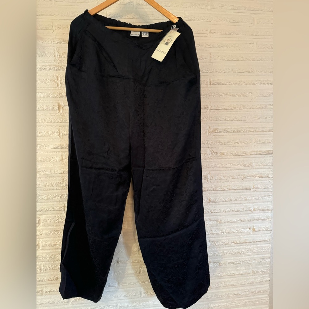 NWT Black silk damask pattern pant with side zip and pockets